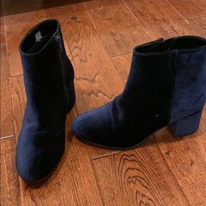 Navy blue velvet bootie